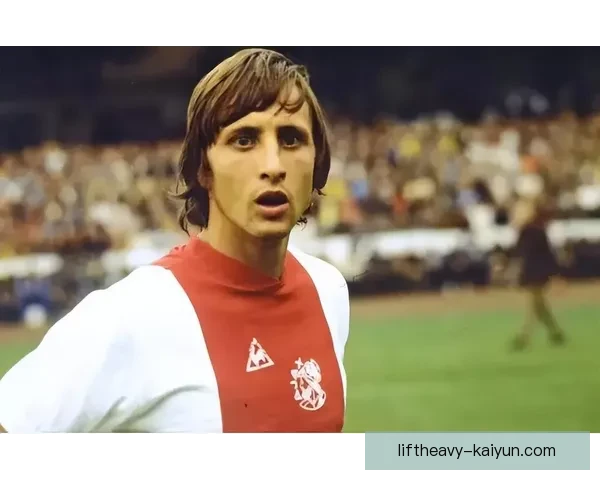 克鲁伊夫足球理念总结与现代战术发展趋势的结合分析