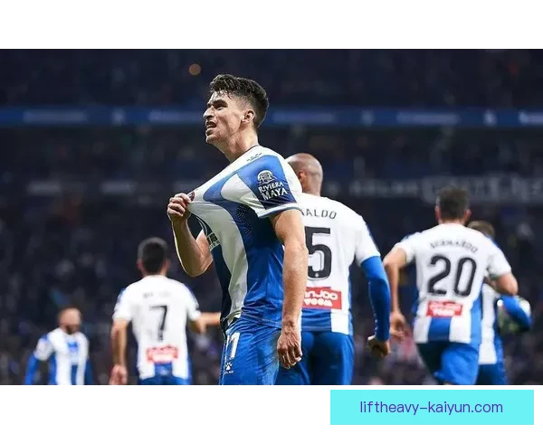 马尔基尼奥斯在巴西国家队中的表现稳健，展现出强大的领导能力与技术水平