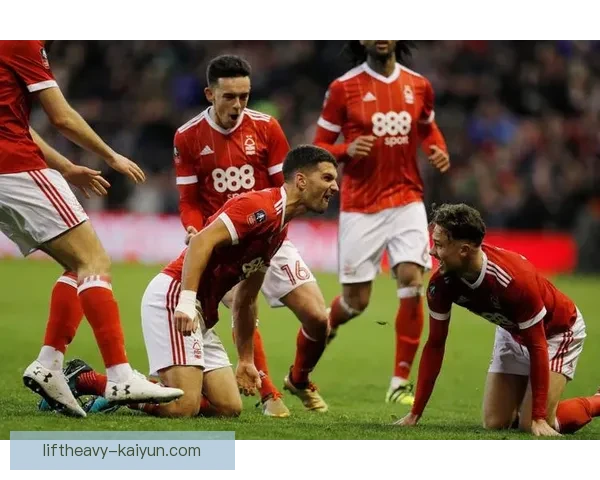 英超森林球迷抗议活跃，表达对俱乐部管理的不满情绪